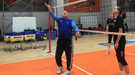 Rică Răducanu, as la fileu! Voleibalistele de la CSM l-au "transferat" pentru Liga Campionilor!