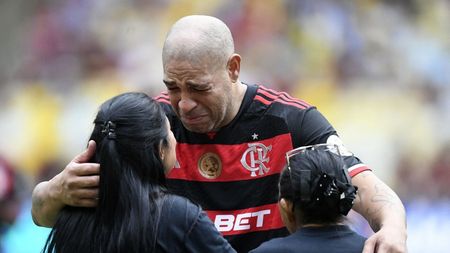 Adriano, în lacrimi la meciul său de retragere! Inteligența Artificială a reprodus vocea tatălui său, mort de 20 de ani, iar „Împăratul” a plâns ca un copil la auzul mesajului emoționant