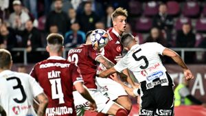 Dan Șucu a pus pe masă 1.000.000 de euro pentru atacant. Marius Șumudică l-a scos din lot și fotbalistul vrea să plece de urgență de la Rapid București, pentru a prinde EURO