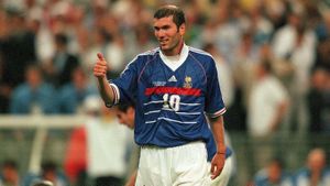 FABULOS | Acest tricou purtat de Zinedine Zidane în finala CM din 1998 a fost vândut. Prețul plătit de cumpărător