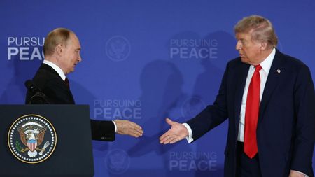 Cel mai mare dușman al lui Vladimir Putin a distrus gestul lui Donald Trump de la întâlnirea în care SUA a fost subordonată de Rusia și de rânjetul președintelui de la Moscova