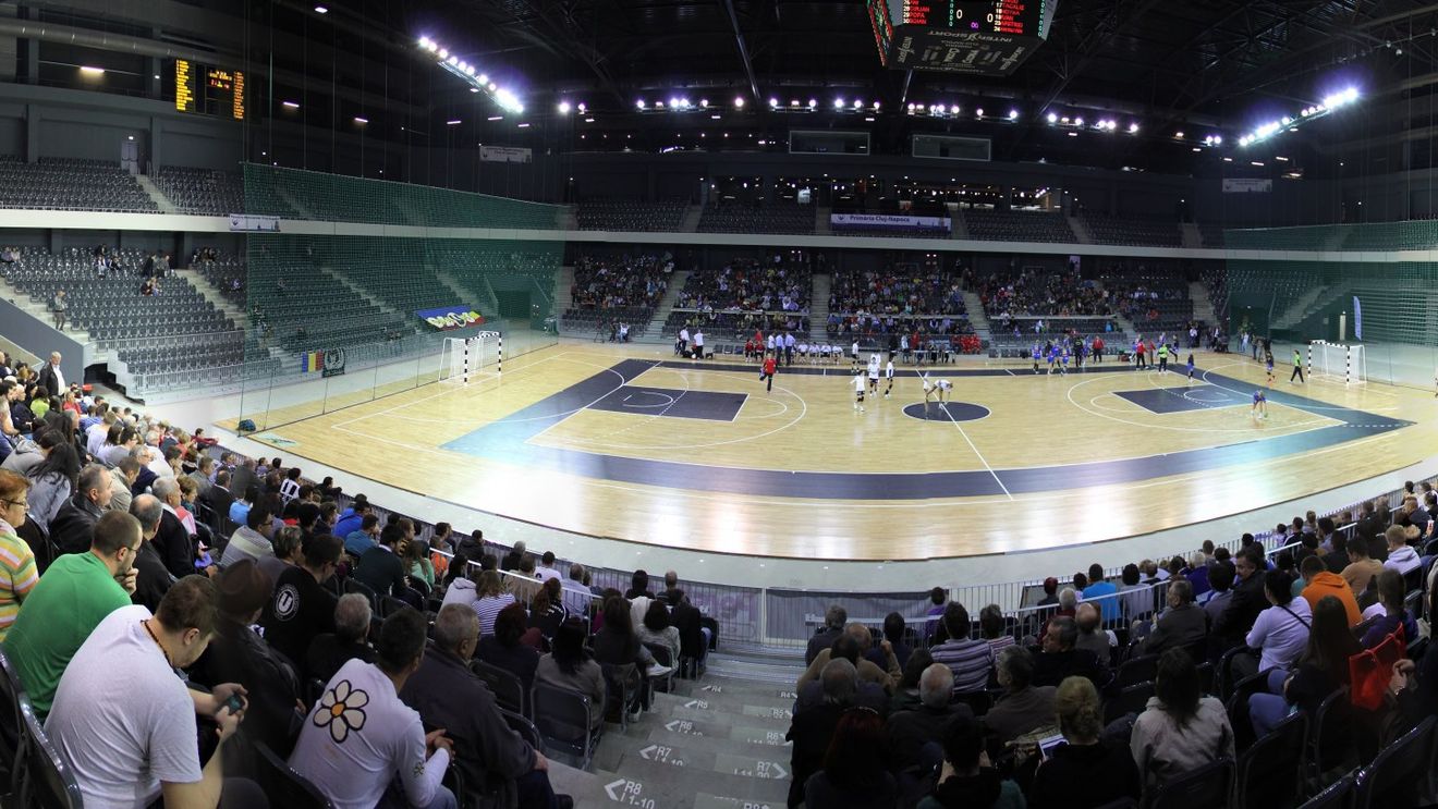 FOTO | Panoramă din noua arenă de la Cluj, de la partida "U" - Corona. Toate favoritele din handbalul feminin au câștigat fără emoții. Clasamentul după 12 runde