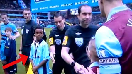 TULBURĂ‚TOR** Probabil cel mai urât gest din 2013. VIDEO - A mers la salutul dinaintea partidei, dar ceea ce a urmat a scandalizat toată Anglia. Ce s-a întâmplat