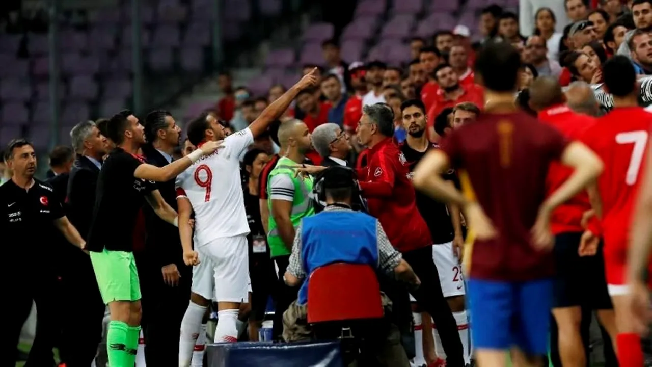 Mircea Lucescu a fost martorul unui moment halucinant la ultimul meci al Turciei. VIDEO | Cenk Tosun a amenințat cu moartea un suporter advers, după ce tatăl său a fost atacat în tribune