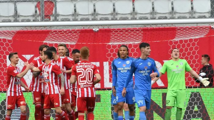 Cum arată „prăduirea” unui club de fotbal din Liga 1, care anul trecut era în play-off! Ce au ajuns să facă femeile de serviciu pentru banii pe care îi mai primesc! | EXCLUSIV