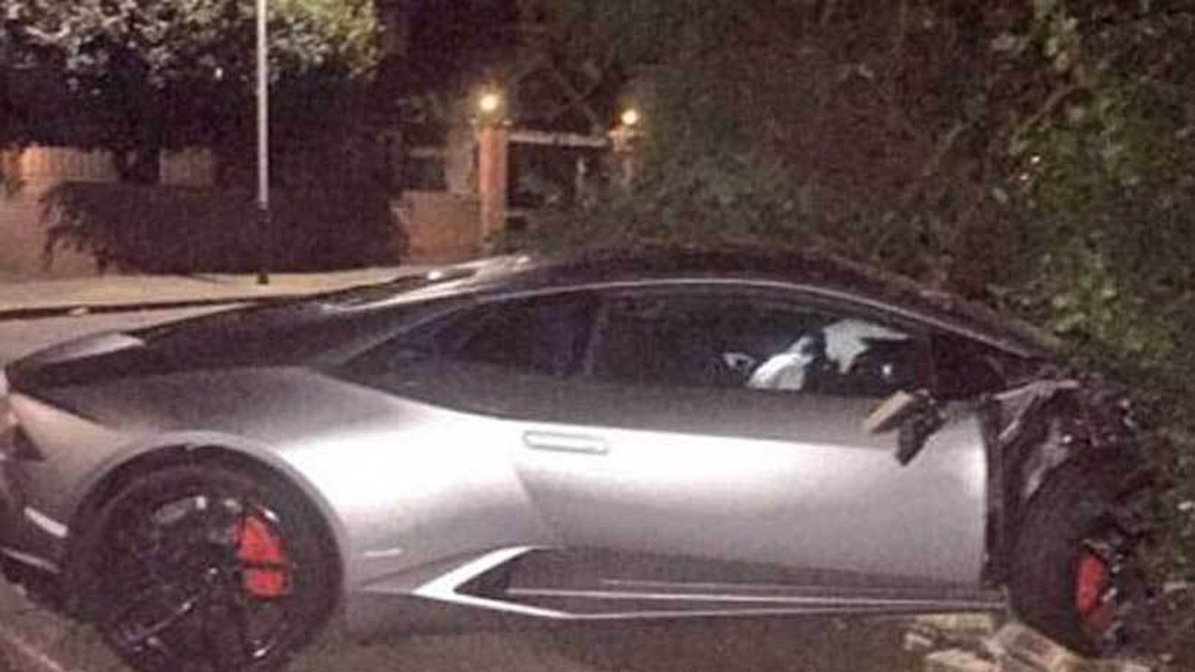 FOTO | Un atacant de la West Ham și-a făcut mașina praf, după ce a intrat în gardul de cărămidă al unei case 