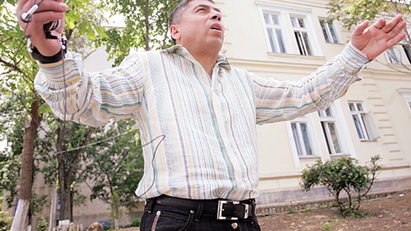 „CFR, pupați-ne mâinile!"