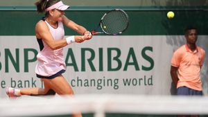 Roland Garros | Alexandra Dulgheru revine pe tabloul principal într-un turneu de Mare Șlem după doi ani: a salvat minge de meci într-o partidă ce a semănat cu finala lui Nadal de la Roma. "Mă bucur foarte mult. Meciul acesta - despre asta a fost!". Corespondență de la Paris