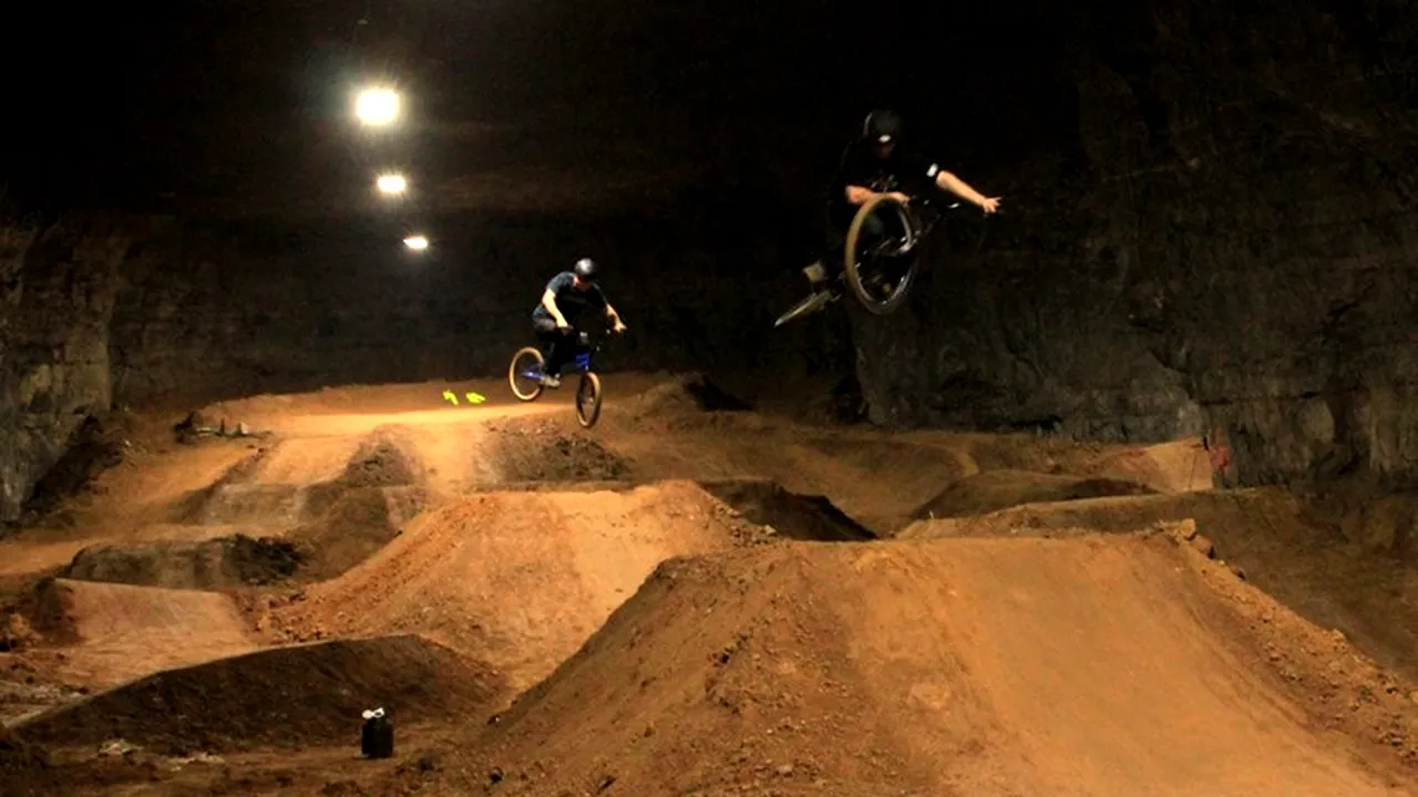 Acrobație pe două roți într-o mină de calcar. Primul parc subteran pentru bicicliștii iubitori de adrenalină | VIDEO
