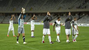 "Dați dovadă de caracter și învingeți Petrolul!** Jucați pentru voi și viitorul vostru! Nu ne dăm la o parte!"