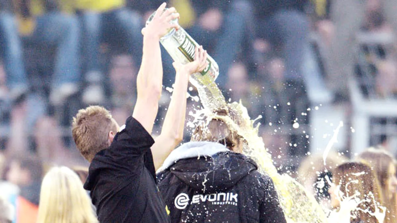 Titlu scăldat în bere!** Dortmund a câștigat al doilea campionat consecutiv