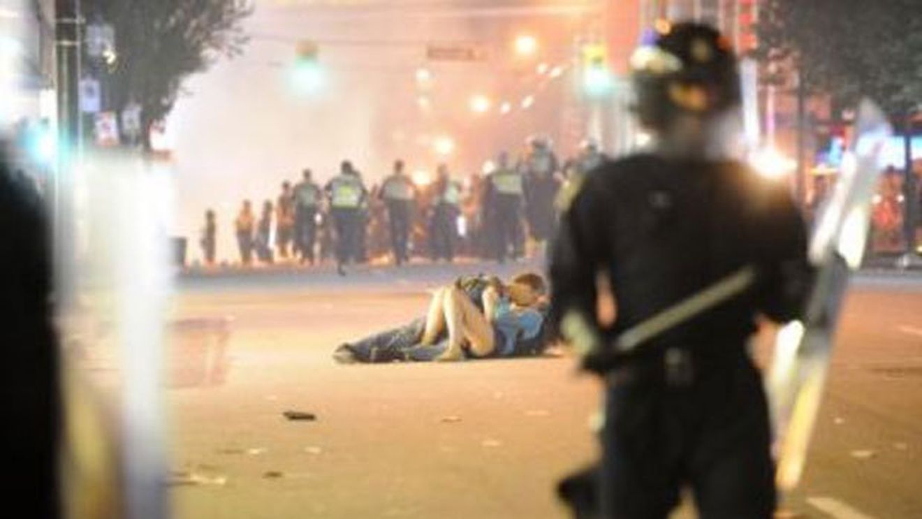 VIDEO S-a deslușit misterul sărutului de la Vancouver!** Poza anului nu a fost TRUCATĂ‚