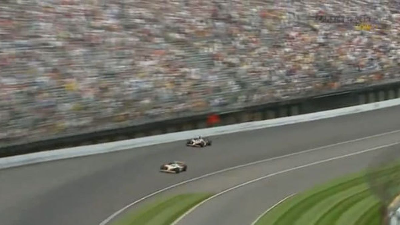 Cursă cu final neașteptat la Indianapolis!** Vezi accidentul care "i-a furat" victoria VIDEO
