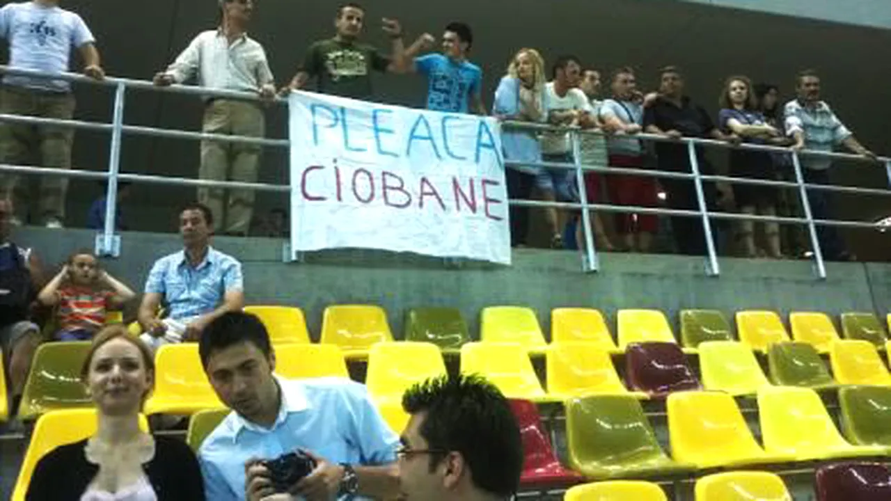 Patronul Stelei nu a fost uitat de fani nici la inaugurarea National Arena: 'Pleacă ciobane!'