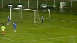 VIDEO AMUZANT** Trebuie văzut! A luat gol de la 40 de metri, pentru că a fost orbit de un bec