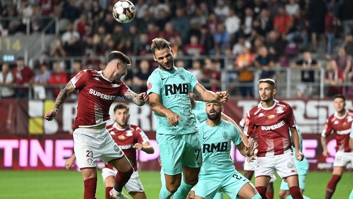 Fază controversată în prima repriză din Rapid - CFR Cluj! Ajeti s-a lovit cu mingea în mână în propriul careu, dar arbitrul a lăsat jocul să continue!