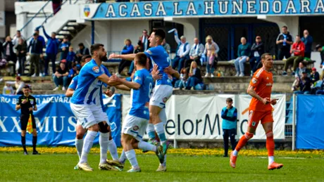 Corvinul a câștigat jocul cu FCU Craiova pentru primul loc din play-out! Florin Maxim: ”A fost ca un meci între doi pugilişti care erau pe final de carieră”
