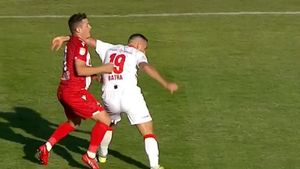 Greșeală de arbitraj la Dinamo - UTA Arad. Batha, eliminat prea ușor de Marian Barbu. „O prostie! Se ține de față, însă l-a lovit în gât!” | FOTO