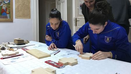 Trei tinere handbaliste de la Corona Brașov au "marcat" la sculptură în lemn, de Paște. Sorina Tîrcă: "Mi-ar plăcea foarte mult să joc în Ungaria. Îmi place enorm cum joacă GyÅ‘r"