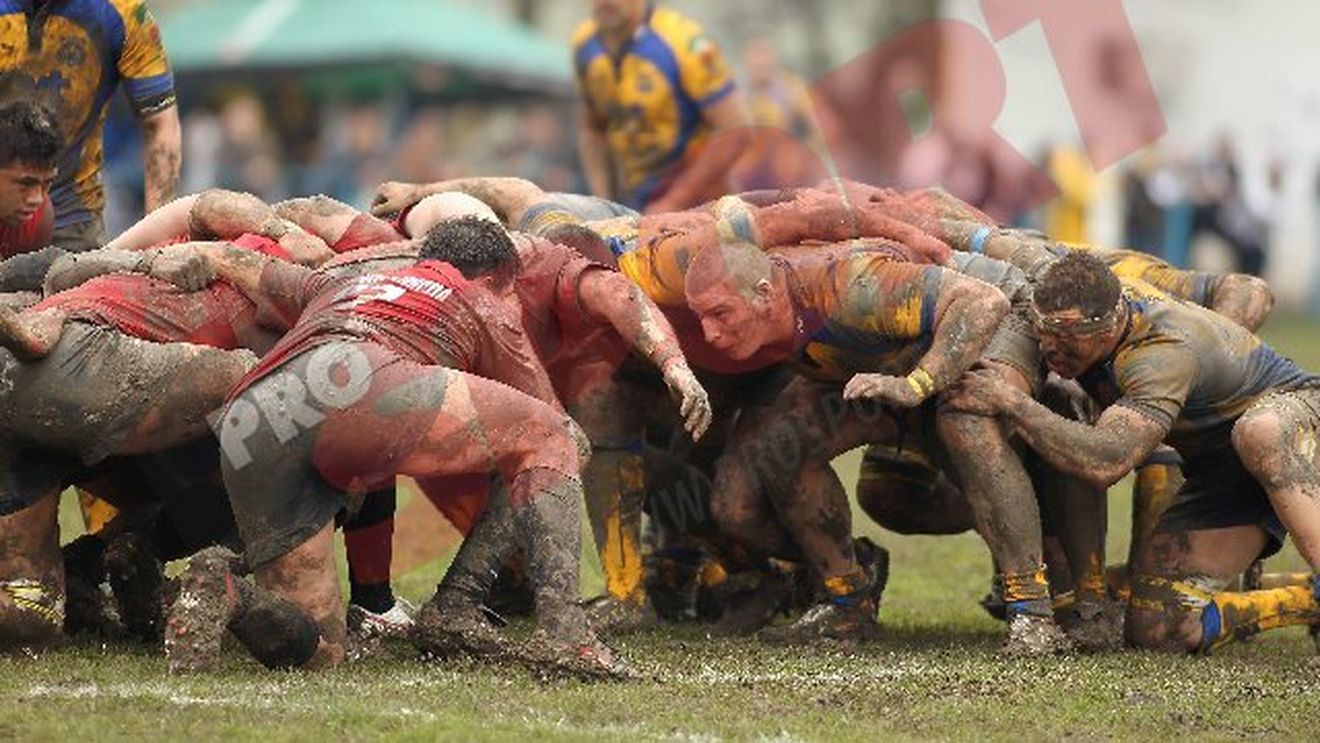"Bătaie" cu nămol!** Derby-ul Superligii de rugby s-a jucat într-o "mlaștină"