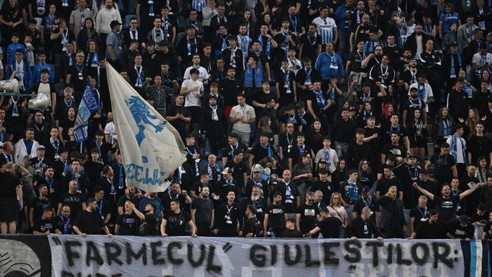 Ce riscă Universitatea Craiova, după mesajele afişate de fanii săi la meciul cu Rapid