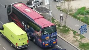 FOTO | Dilemă rezolvată. Motivul pentru care autocarul Barcelonei a fost surprins în Piața Victoriei din București