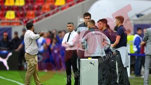 FOTO | Steliștii nu au fost lăsați să inspecteze gazonul pentru că urma să înceapă meciul Legende vs Suporteri