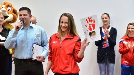 Sandra Izbașa, Alina Dumitru, Silvia Stroescu, Simona Pop, Steluța Duță și Viorel Mazilu au făcut sport în mall. Steliștii au demarat "maratonul": "Trimiteți copiii la sport!"
