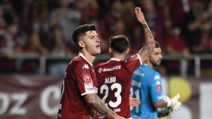 Cristian Săpunaru, gest emoționant după Rapid - Petrolul 0-2! Ce a făcut căpitanul giuleștenilor, imediat după ce s-a terminat meciul, când ultrașii îi înjurau pe șefii clubului și nu știa că pe el sunt încă toate camerele TV: „Imaginea deznădejdii”