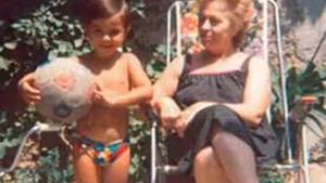 Provocare: puștiul din imagine își poate construi acum o casă numai din trofee!** :) Ce mare fotbalist e în poză