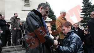 Becali, adulat la biserică,** înjurat la oficială!