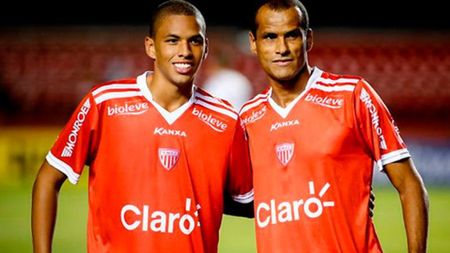 Rivaldo jubilează după golul marcat de Rivaldinho. Mesajul legendarului brazilian