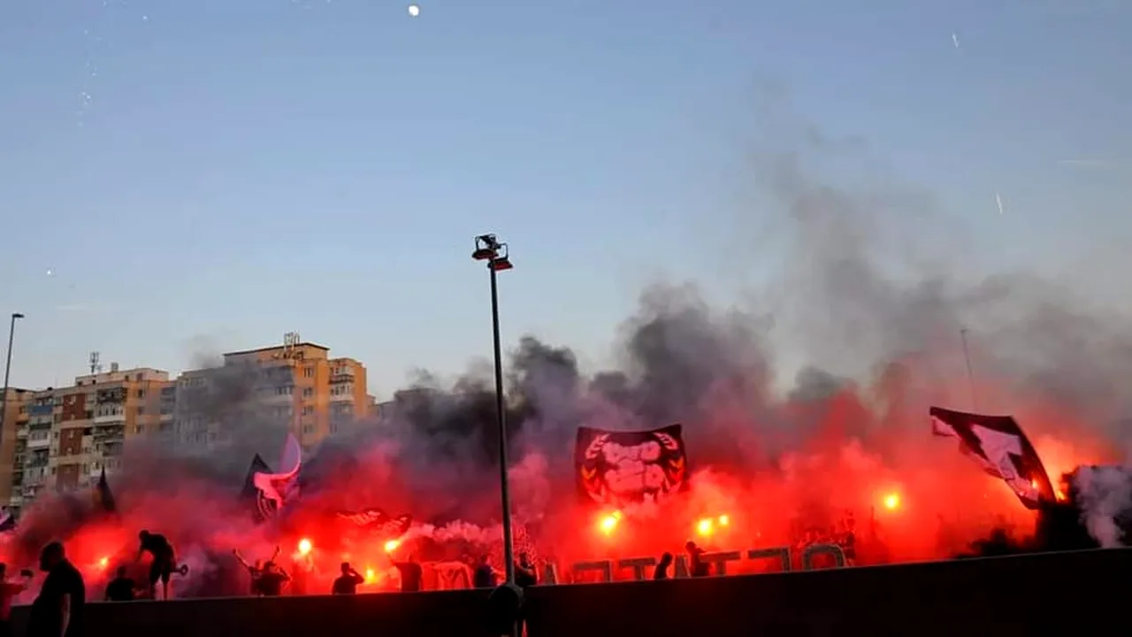 Show în Bănie. Peluza Sud 97 a făcut un spectacol pirotehnic grandios la antrenamentul lui U Craiova 1948 înainte de meciul cu Dinamo! VIDEO