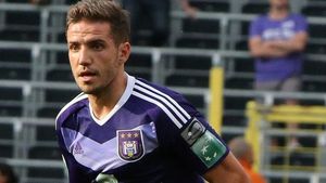 Alex Chipciu pune la "bătaie" un tricou cu autograful său. Ce întrebare le-a adresat fanilor și cum a răspuns ProSport