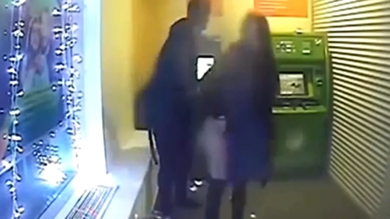 Sexul ca sport extrem. VIDEO | Doi tineri surprinși în ipostaze indecente de camera unui bancomat: 
