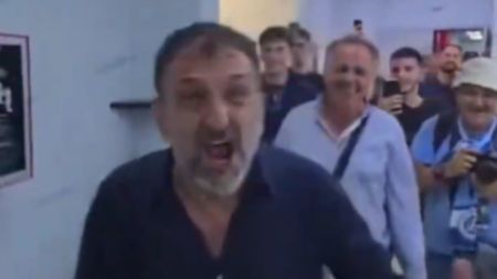 Nebunie în vestiar! Patronul a intrat cu o geantă de bani și a trântit-o în fața jucătorilor. Ce a urmat