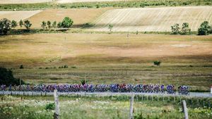 Turul Franței | Zi nebună: vântul a „rupt" cel puțin cinci mari-favoriți la câștigarea tricoului galben. Alaphilippe intră în ziua de pauză în postura de lider
