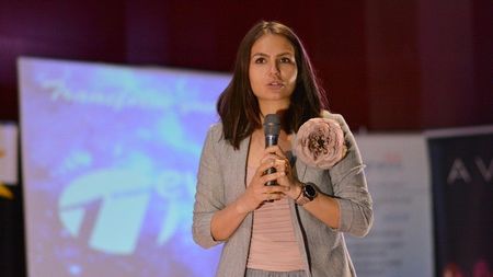 Alexandra, Femeia Fantastică: participă la triatlon, sare cu parașuta, e salvator montan!