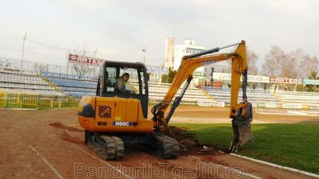 FOTO Au demarat lucrările la stadionul Pandurilor