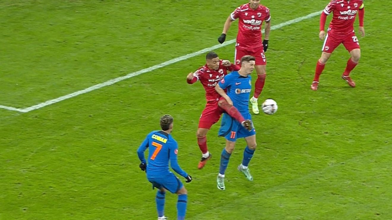 Fază controversată în derby-ul Dinamo - FCSB! „Roș-albaștrii” au cerut penalty după duelul dintre Miculescu și Bena. VIDEO