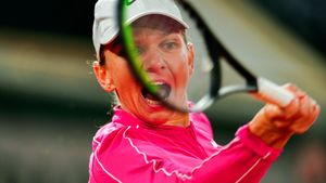 Simona Halep, cu zâmbetul pe buze, după ce a câștigat primul meci de la Roland Garros. „Cred că am făcut record de «scurte». Loviturile ei mi-au permis să vin la fileu”