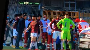 Moment șocant în Serie B: Un fotbalist s-a prăbușit pe teren în timpul unui meci! Colegii și adversarii au intervenit de urgență să-l salveze. Ce a urmat | VIDEO