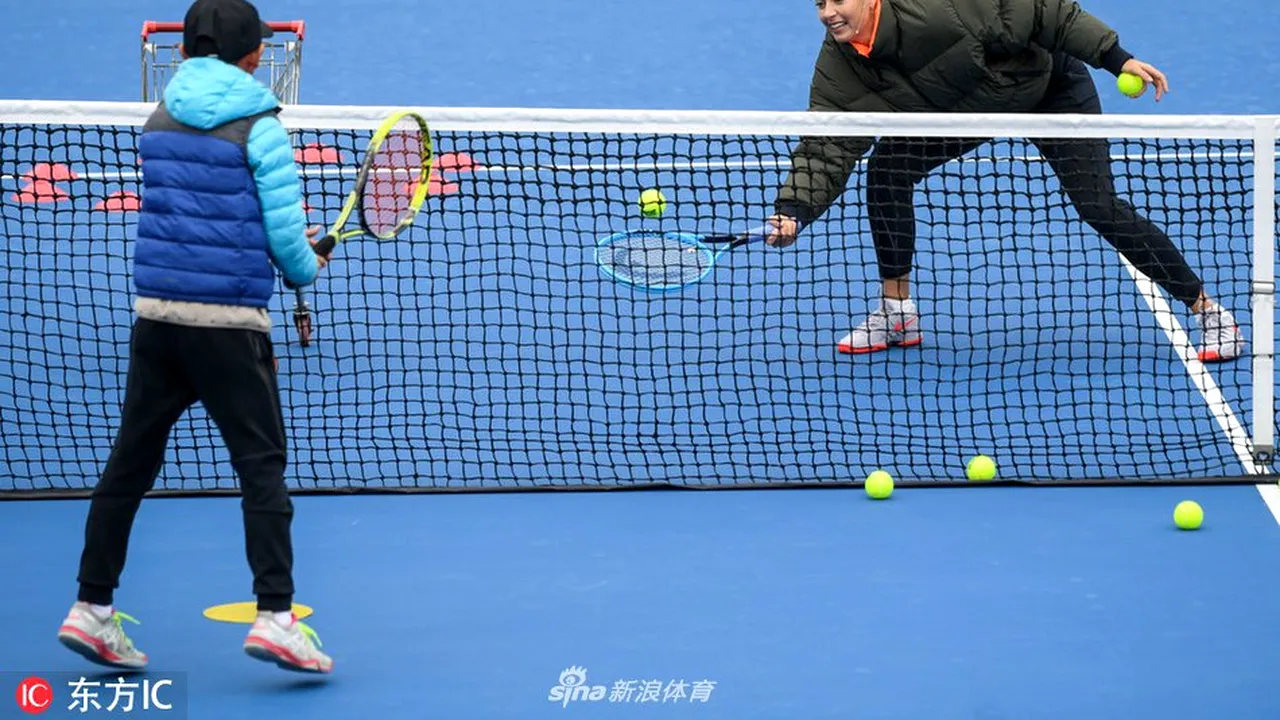 Imagini șocante la Shenzhen: Șarapova a jucat tenis îmbrăcată în pufoaică, Sorana Cîrstea a intrat pe teren cu mănuși, iar partenera de dublu a Irinei Bara a pus geaca pe ea la fiecare schimb de terenuri!