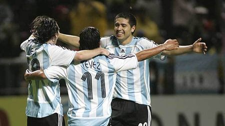 Patru persoane au fost arestate în cazul răpirii tatălui lui Carlos Tevez