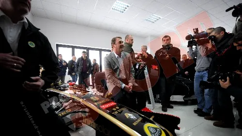 FOTO Nigel Mansell a sosit la București pentru noul monopost Lotus