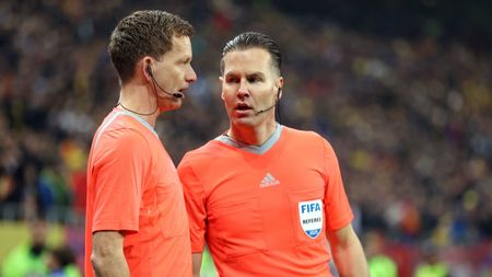 UEFA a dat verdictul după ce Danny Makkelie a „jefuit” România de un penalty cu Bosnia! Decizia e cât se poate de clară