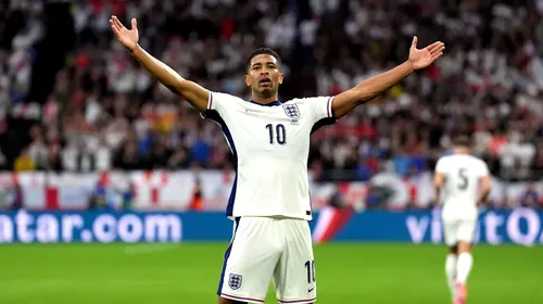 Camerele TV au înregistrat discuția dintre Jude Bellingham și tridentul Mbappe – Vinicius – Rodrygo, de la pauza meciului Mallorca – Real Madrid. Englezul, exasperat de cât trebuie să alerge, le-a cerut vedetelor madrilene, pe un ton răspicat: „Faceți asta, altfel e foarte greu!”