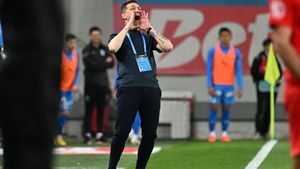 Mirel Rădoi e convins că e vânat de arbitri: „O să îmi facă o cuşcă, să stau în ea în deplasare şi să-mi închidă gura. Dacă ei vor să mă suspende, nu are sens”