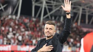 Ovidiu Burcă și-a semnat sentința și nu poate ieși din scandal decât prin demisie, după ce a afirmat că Dinamo a murit! Atacul gloriilor din „Ștefan cel Mare” îl pune în genunchi: „Mama Omida”. VIDEO