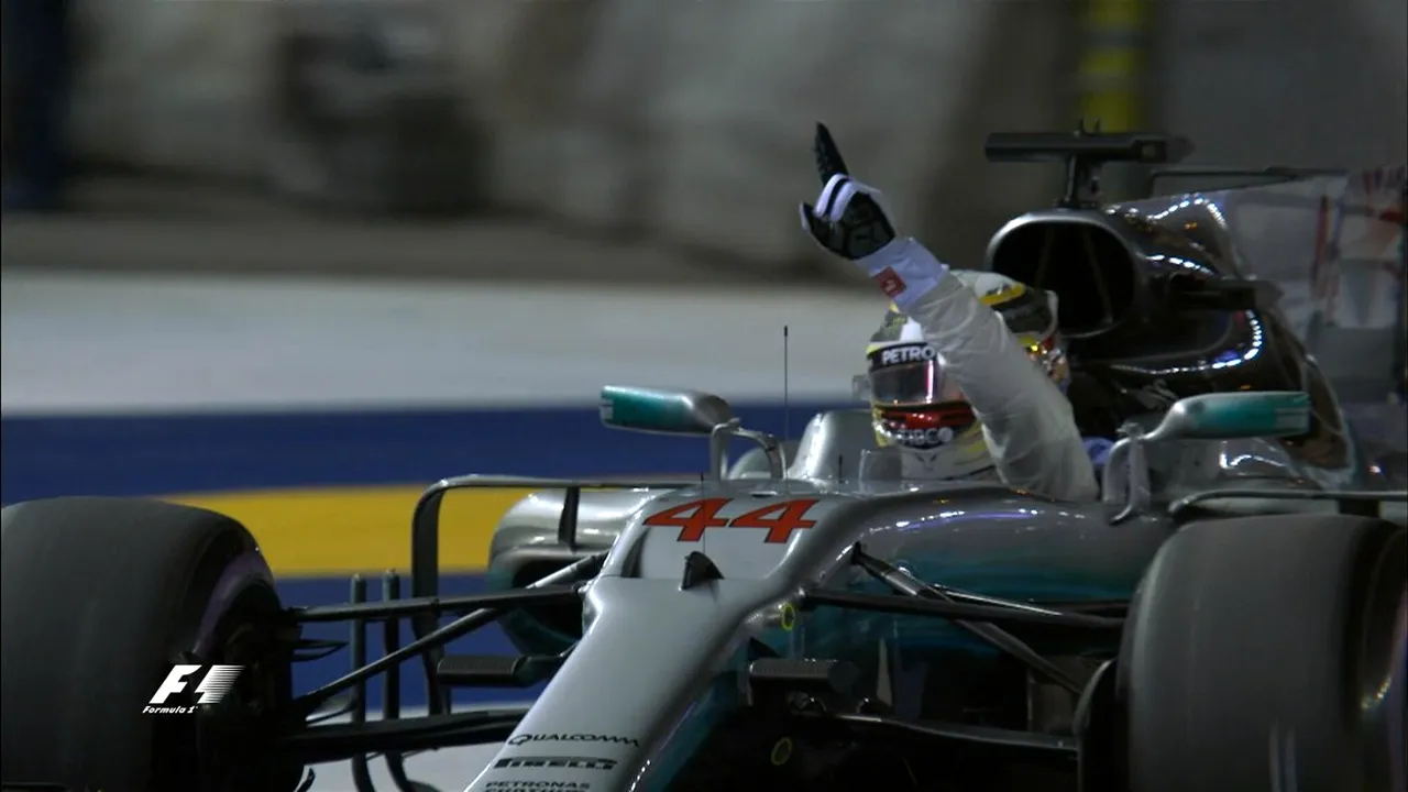 Hamilton, campion în cursa de coșmar din Singapore! Vettel, Raikkonen și Verstappen s-au lovit la start. Șase piloți au abandonat. Clasamentul final